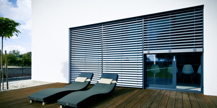 Roller shutters and external venetian blinds with insect scr